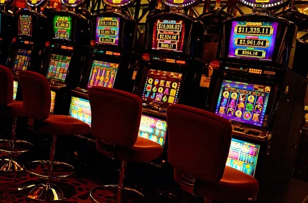 kupas78 live blackjack table on mobile with dealer, player cards, and chat interface
